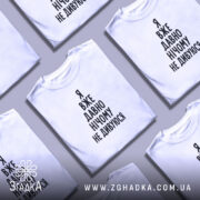 Футболка я вже давно нічому не дивуюся, кілька білих, на столі, бренд.