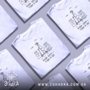 Футболка куди хочу туди й їду, біла, на моделі, акцент на принті,.
