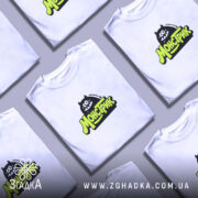 Футболка монстрик на столі, біла, принт чорний і зелений, бренд Згадка. ракурс 5