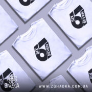 Футболка з принтом six seven, розкладена, біла, з кількома футболками, Згадка.