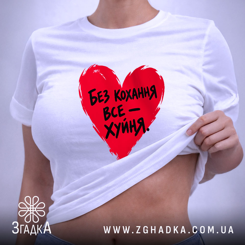 Футболка: на моделі, з піднятим краєм.