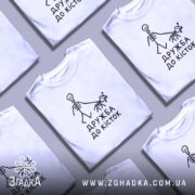 Футболка: біла, на моделі, облягаючий крій.