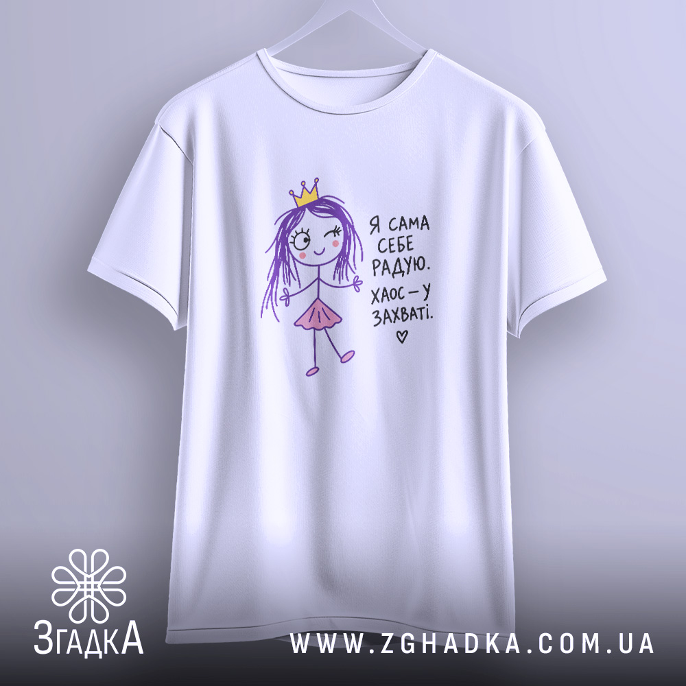 Футболка: біла, на вішалці, з принтом дівчинки.
