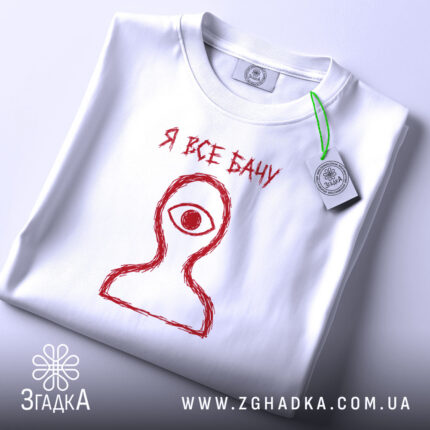Футболка: складена, з етикеткою.