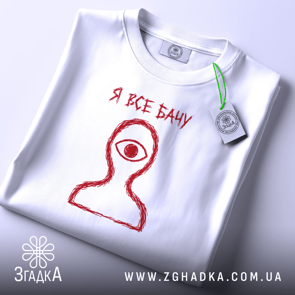 Футболка: складена, з етикеткою.