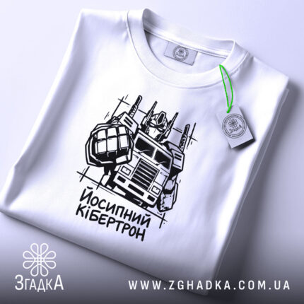 Футболка: на столі, біла, з етикеткою.