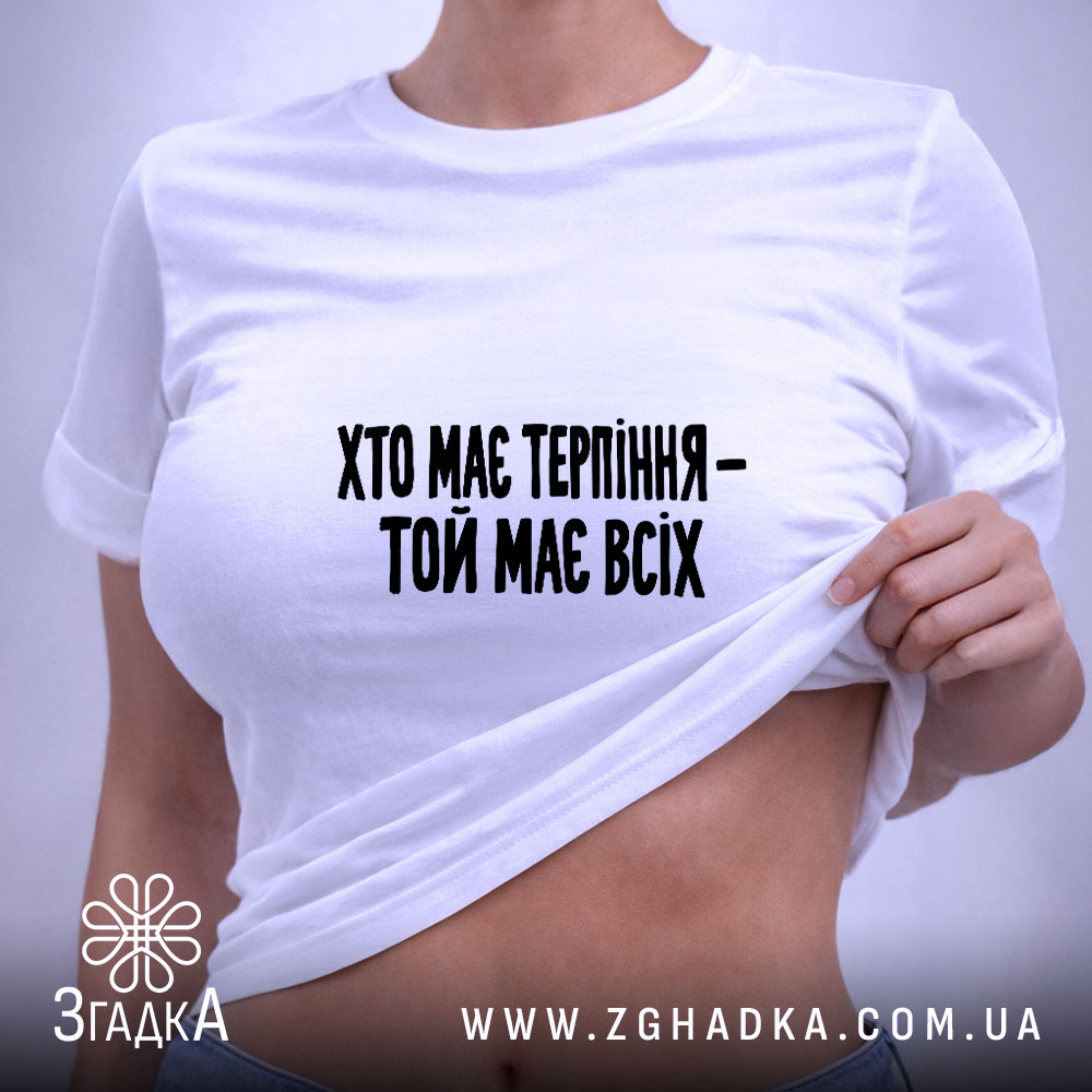 Футболка: на моделі, біла, облягаючий крій.