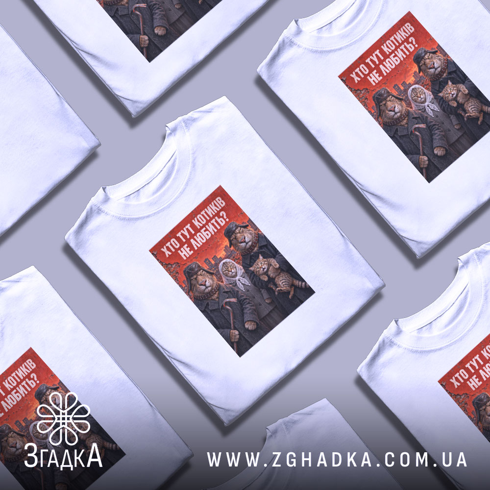 Футболка: біла, на столі, кілька штук.