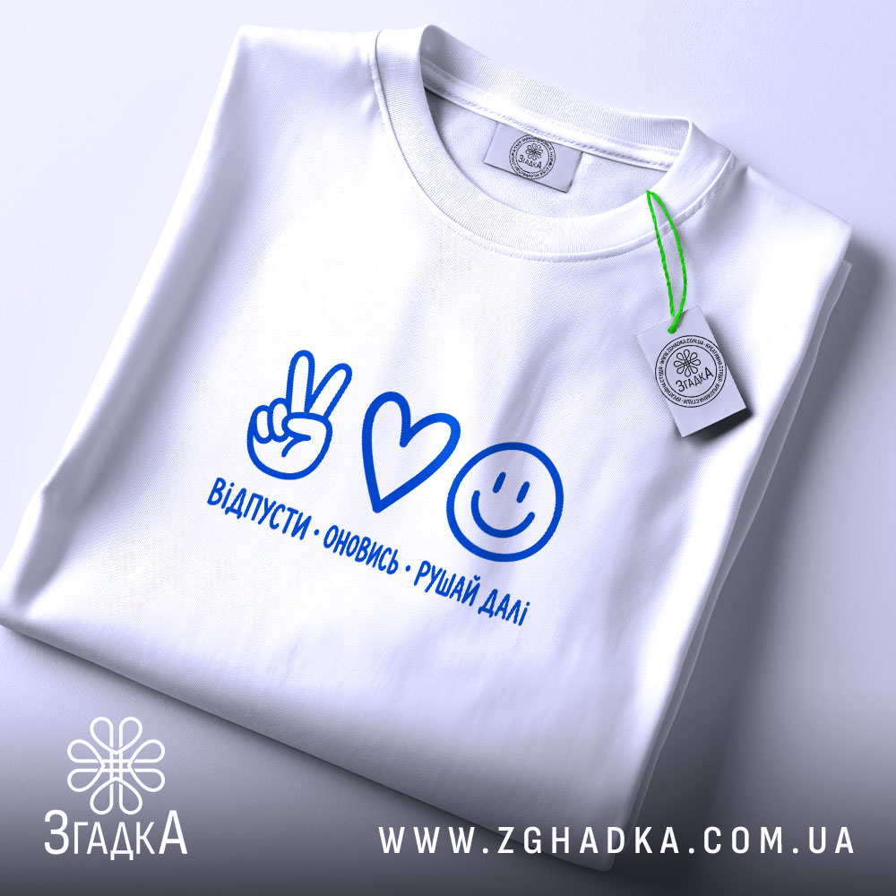 Футболка: складена, з етикеткою.