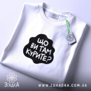 Футболка: складена, з етикеткою.