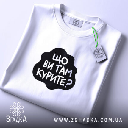 Футболка: складена, з етикеткою.