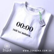 Футболка: біла, складена, з етикеткою.
