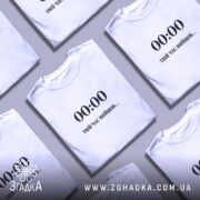 Футболка: біла, в розкладці, з принтом.