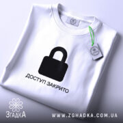 Футболка: складена, видно етикет.