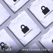 Футболка: кілька штук, на столі.