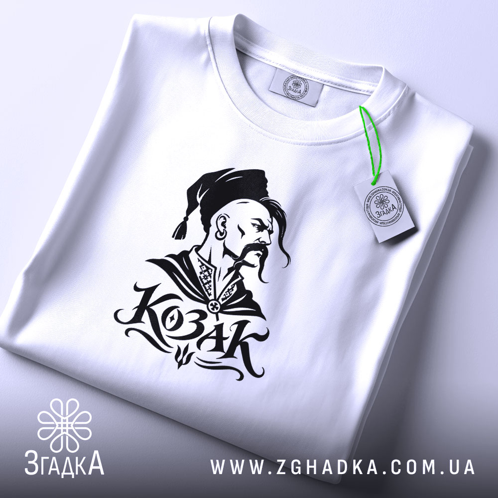 Футболка: складена, з етикеткою.