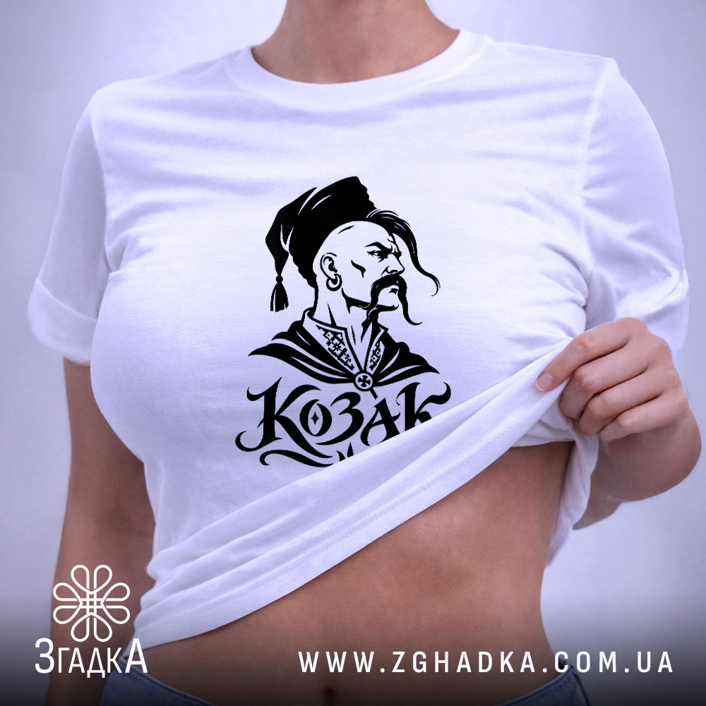 Футболка: на моделі, з піднятим краєм.