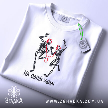 Футболка: складена, з етикеткою.