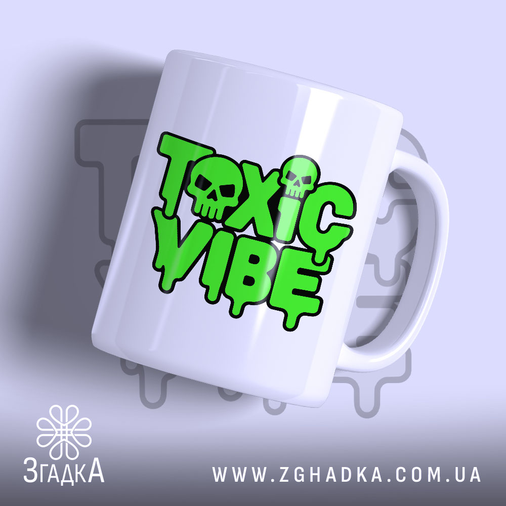 Чашка токсичний вайб — кислотно-зелений напис TOXIC VIBE із двома черепами та чорним контуром, фото 1.
