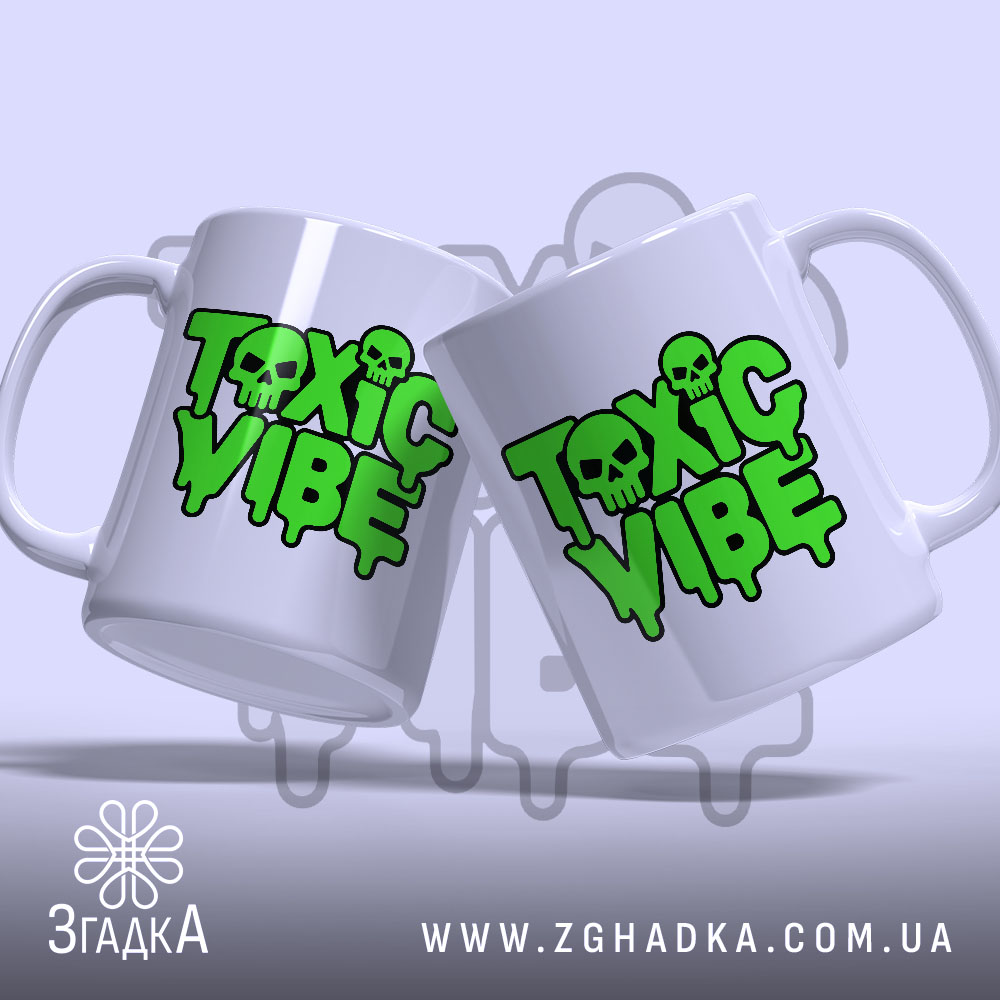 Чашка з принтом TOXIC VIBE — зелені літери, чорна обводка й мультяшні черепи, фото 2.