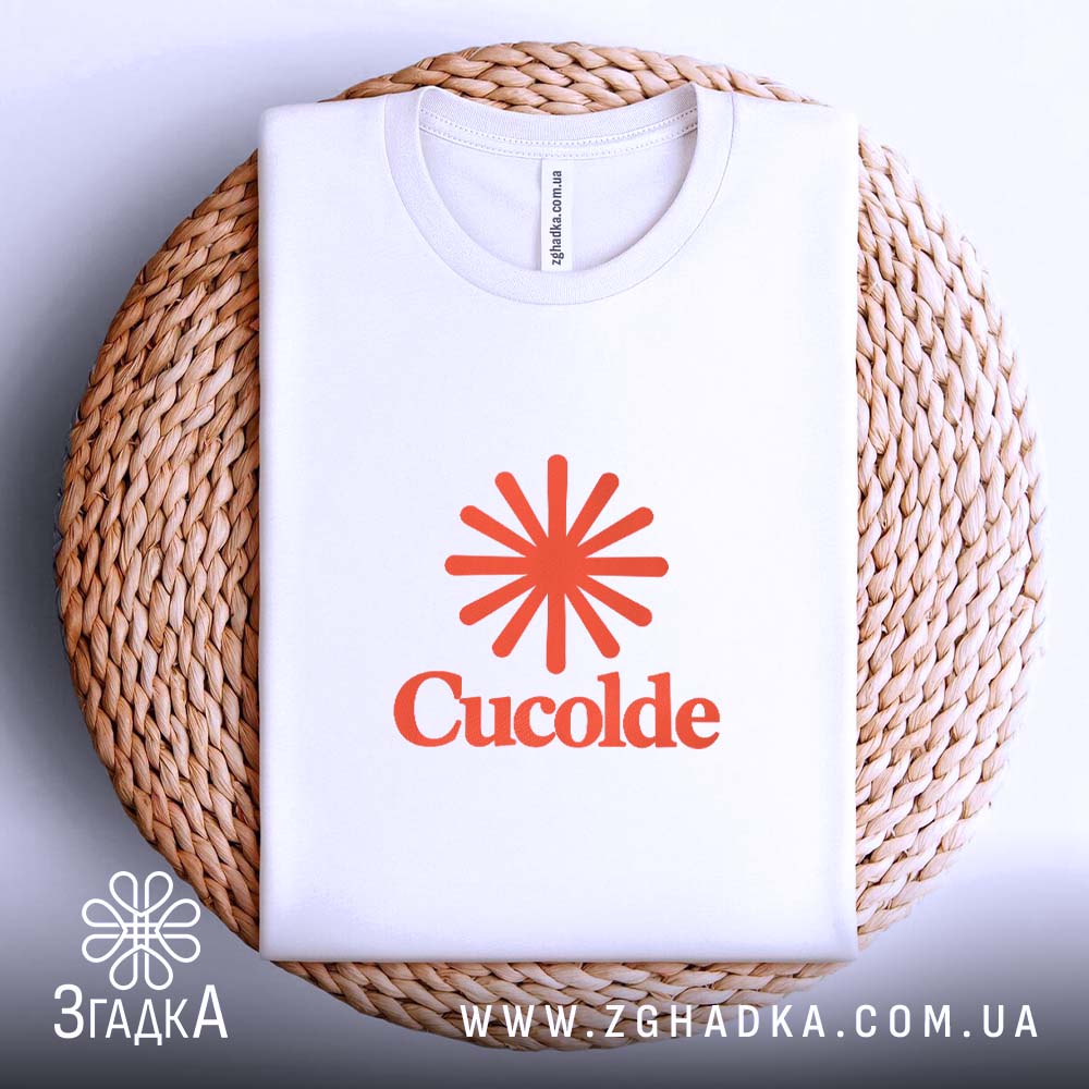 Футболка з кораловою радіальною емблемою й написом Cucolde — вигляд виробу 4.