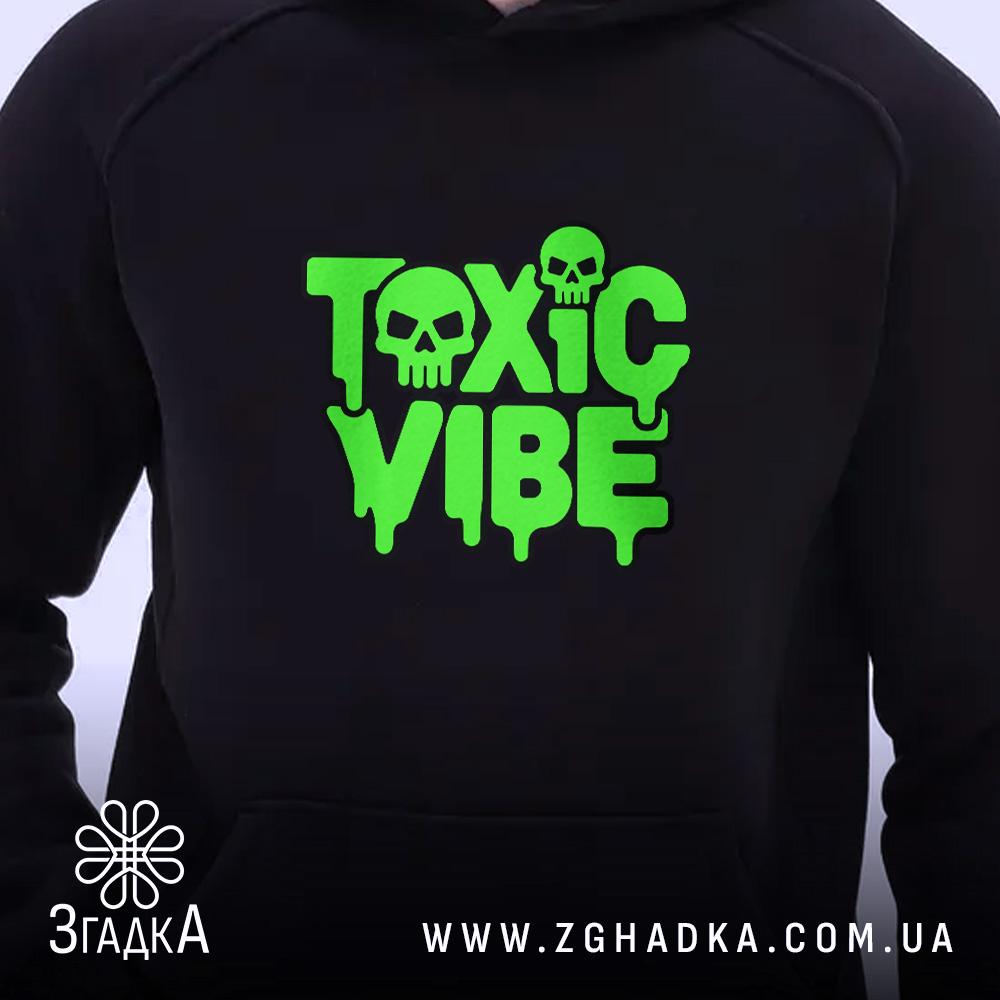 Худі з принтом TOXIC VIBE — зелені літери, чорна обводка й мультяшні черепи, фото 2.